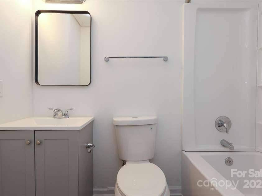 6423 Windsor Gate Lane, Charlotte, NC 28215.  MLS# CAR4224834, YatesRealty ID 1021. 