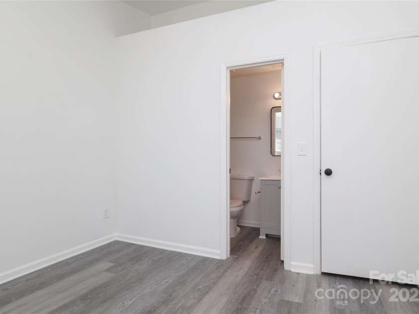 6423 Windsor Gate Lane, Charlotte, NC 28215.  MLS# CAR4224834, YatesRealty ID 1021. 