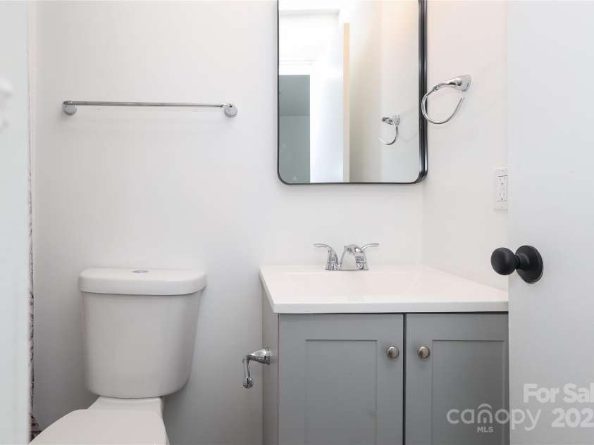 6423 Windsor Gate Lane, Charlotte, NC 28215.  MLS# CAR4224834, YatesRealty ID 1021. 