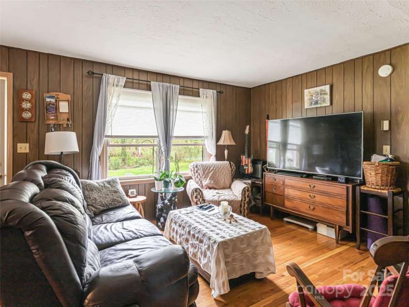 527 Glasgow Lane, Hendersonville, NC 28739.  MLS# CAR4246191, YatesRealty ID 10211. 