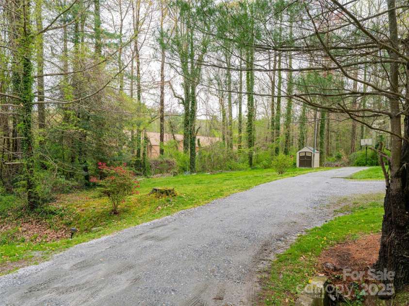 527 Glasgow Lane, Hendersonville, NC 28739.  MLS# CAR4246191, YatesRealty ID 10211. 