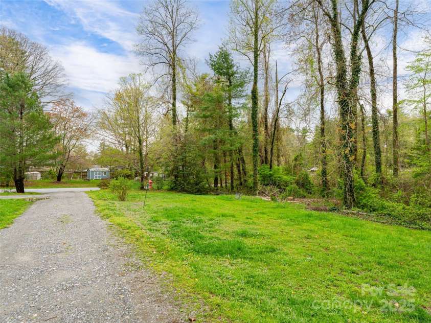 527 Glasgow Lane, Hendersonville, NC 28739.  MLS# CAR4246191, YatesRealty ID 10211. 