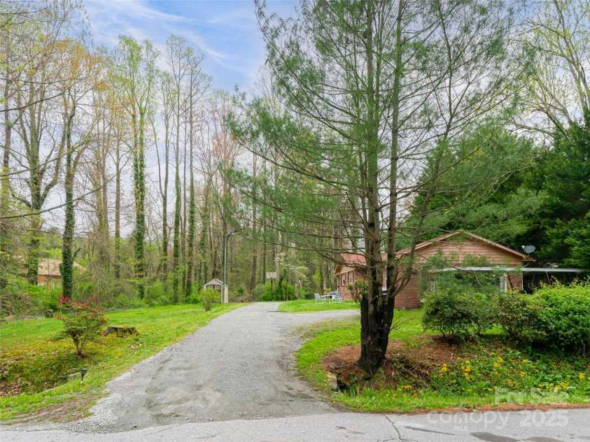 527 Glasgow Lane, Hendersonville, NC 28739.  MLS# CAR4246191, YatesRealty ID 10211. 