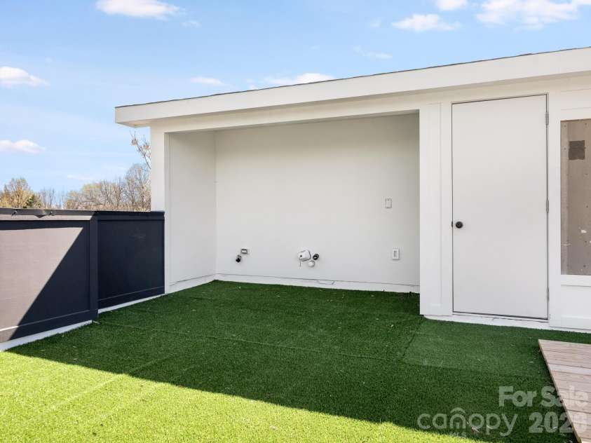 129 French Street, Charlotte, NC 28216.  MLS# CAR4356749, YatesRealty ID 10213. 