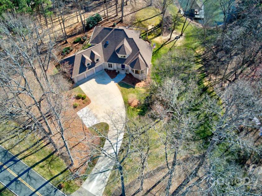 301 Agnew Road, Mooresville, NC 28117.  MLS# CAR4167254, YatesRealty ID 10216. House and Lake