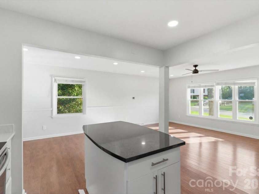 5810 Red Carriage Lane, Charlotte, NC 28212.  MLS# CAR4363941, YatesRealty ID 10218. 