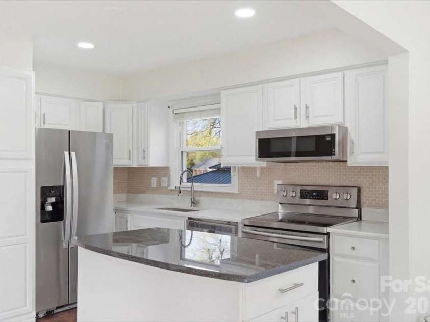 5810 Red Carriage Lane, Charlotte, NC 28212.  MLS# CAR4363941, YatesRealty ID 10218. 