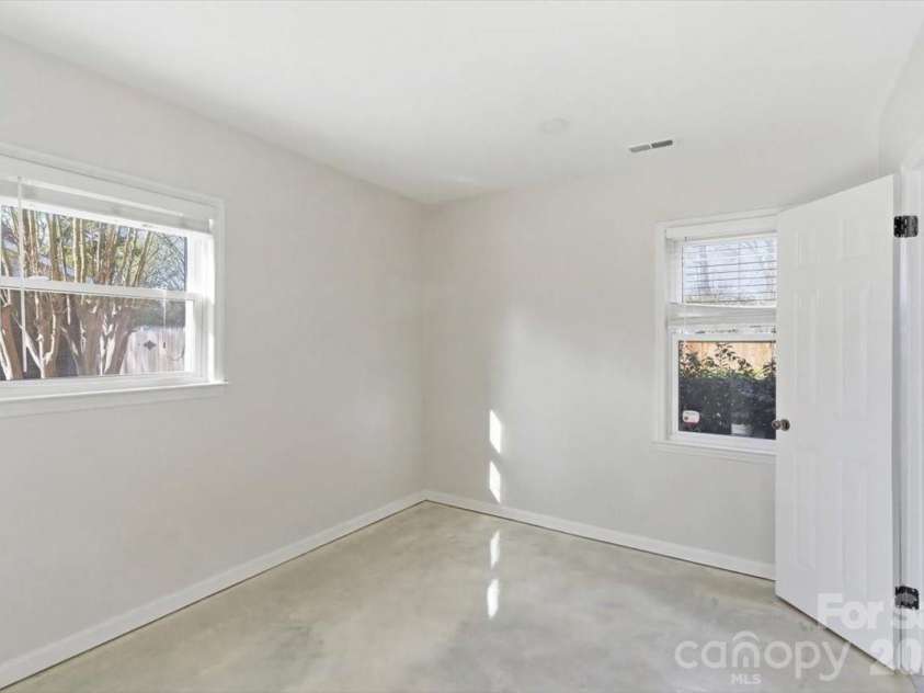 5810 Red Carriage Lane, Charlotte, NC 28212.  MLS# CAR4363941, YatesRealty ID 10218. 