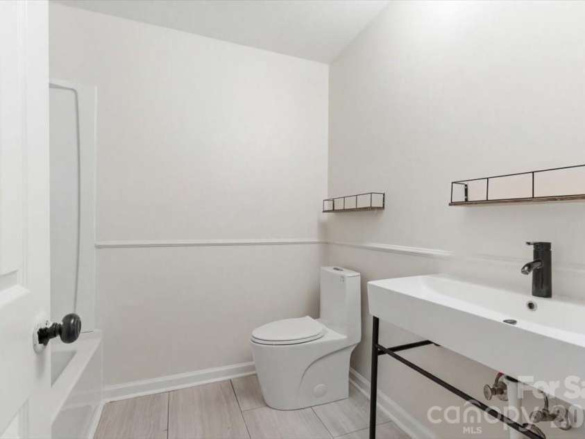 5810 Red Carriage Lane, Charlotte, NC 28212.  MLS# CAR4363941, YatesRealty ID 10218. 