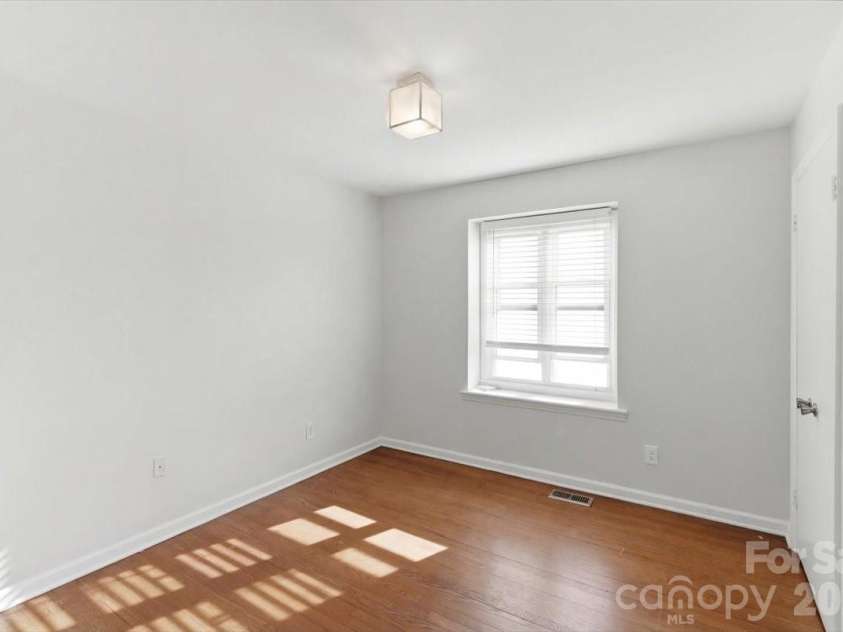 5810 Red Carriage Lane, Charlotte, NC 28212.  MLS# CAR4363941, YatesRealty ID 10218. 