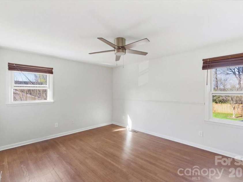 5810 Red Carriage Lane, Charlotte, NC 28212.  MLS# CAR4363941, YatesRealty ID 10218. 