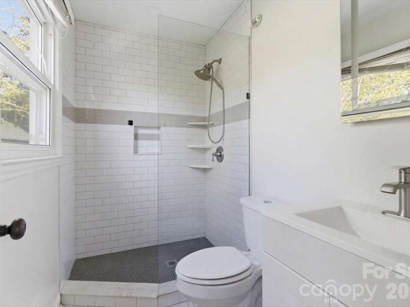 5810 Red Carriage Lane, Charlotte, NC 28212.  MLS# CAR4363941, YatesRealty ID 10218. 