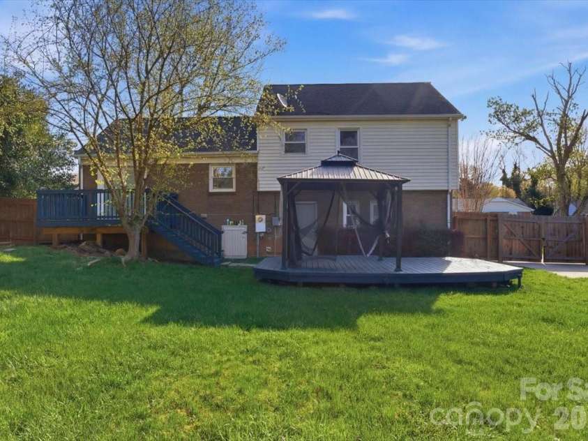 5810 Red Carriage Lane, Charlotte, NC 28212.  MLS# CAR4363941, YatesRealty ID 10218. 