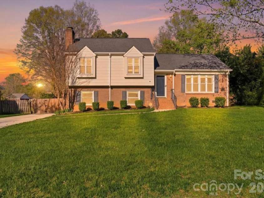 5810 Red Carriage Lane, Charlotte, NC 28212.  MLS# CAR4363941, YatesRealty ID 10218. 