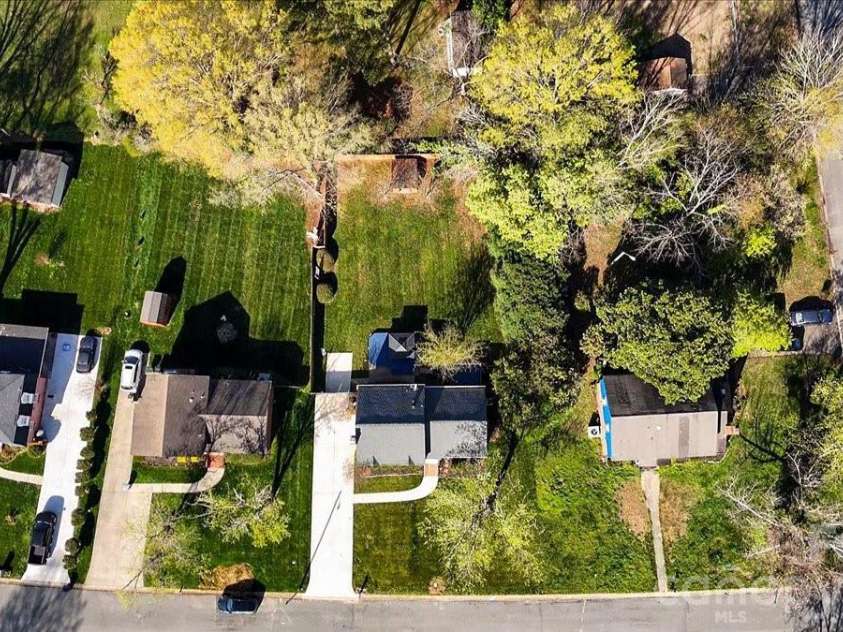 5810 Red Carriage Lane, Charlotte, NC 28212.  MLS# CAR4363941, YatesRealty ID 10218. 
