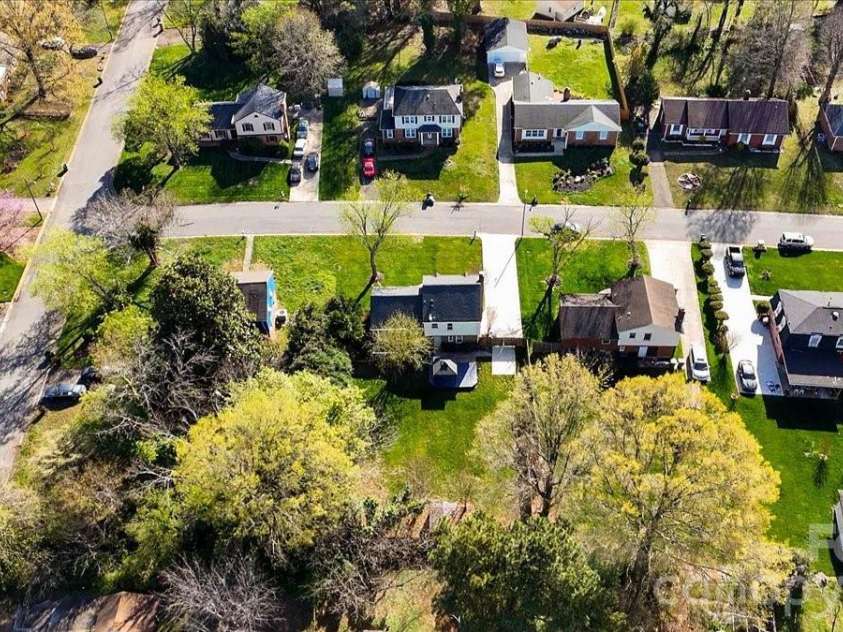 5810 Red Carriage Lane, Charlotte, NC 28212.  MLS# CAR4363941, YatesRealty ID 10218. 