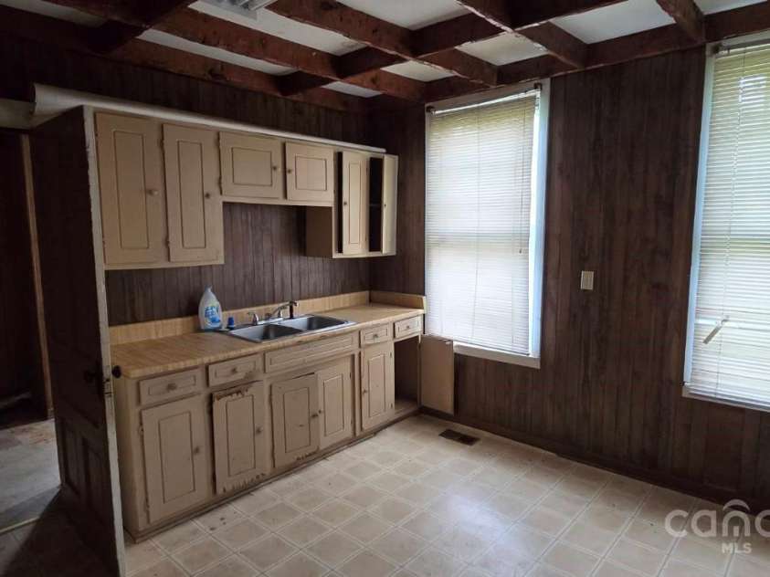 161 Hampton Drive, Spartanburg, SC 29306.  MLS# CAR4254407, YatesRealty ID 10219. 