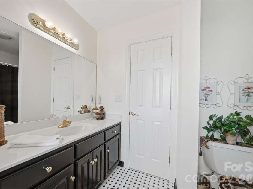 3704 8th Street Place, Hickory, NC 28601.  MLS# CAR4363402, YatesRealty ID 10221. 