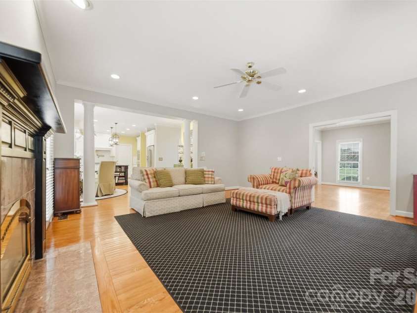 3704 8th Street Place, Hickory, NC 28601.  MLS# CAR4363402, YatesRealty ID 10221. 