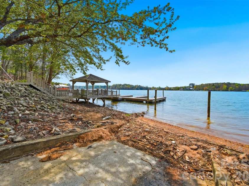 3704 8th Street Place, Hickory, NC 28601.  MLS# CAR4363402, YatesRealty ID 10221. 