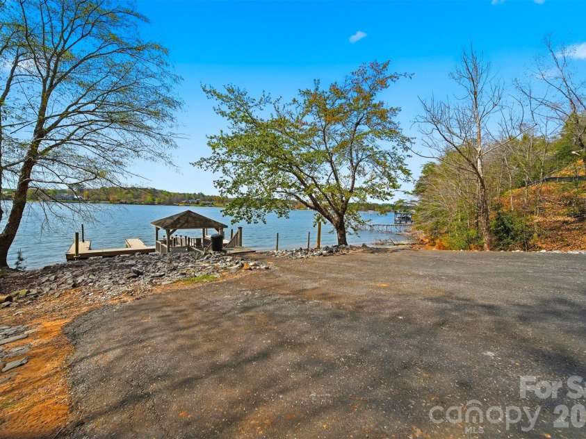 3704 8th Street Place, Hickory, NC 28601.  MLS# CAR4363402, YatesRealty ID 10221. 