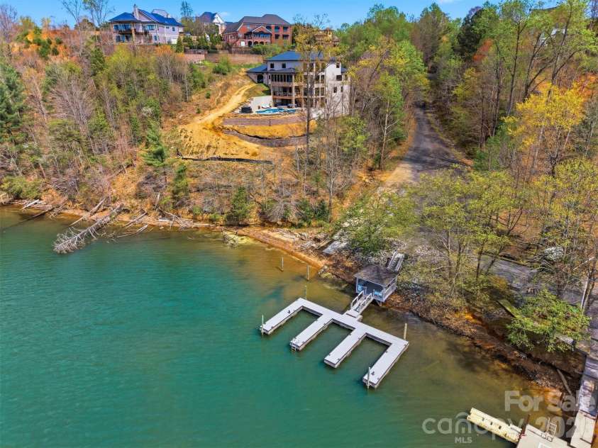 3704 8th Street Place, Hickory, NC 28601.  MLS# CAR4363402, YatesRealty ID 10221. 