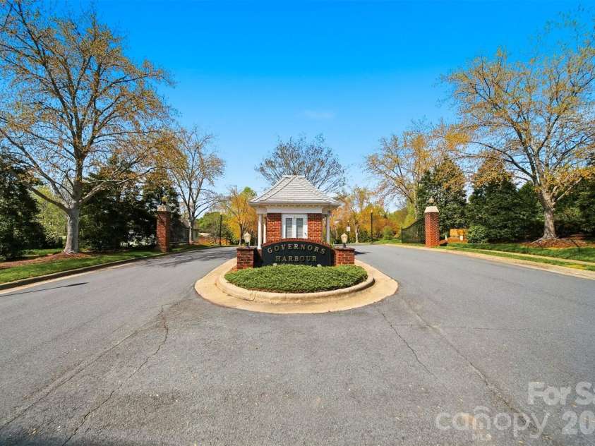 3704 8th Street Place, Hickory, NC 28601.  MLS# CAR4363402, YatesRealty ID 10221. 