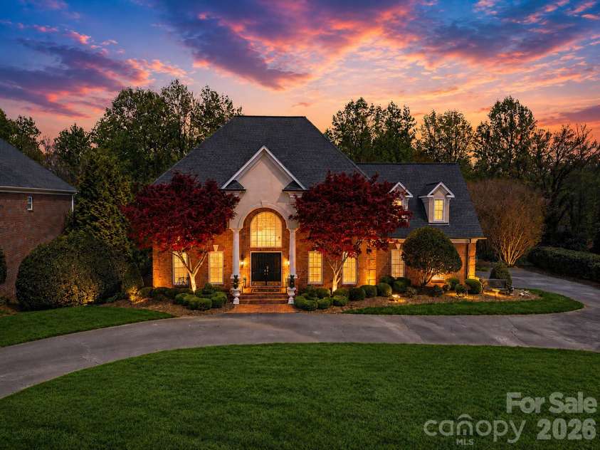 3704 8th Street Place, Hickory, NC 28601.  MLS# CAR4363402, YatesRealty ID 10221. 