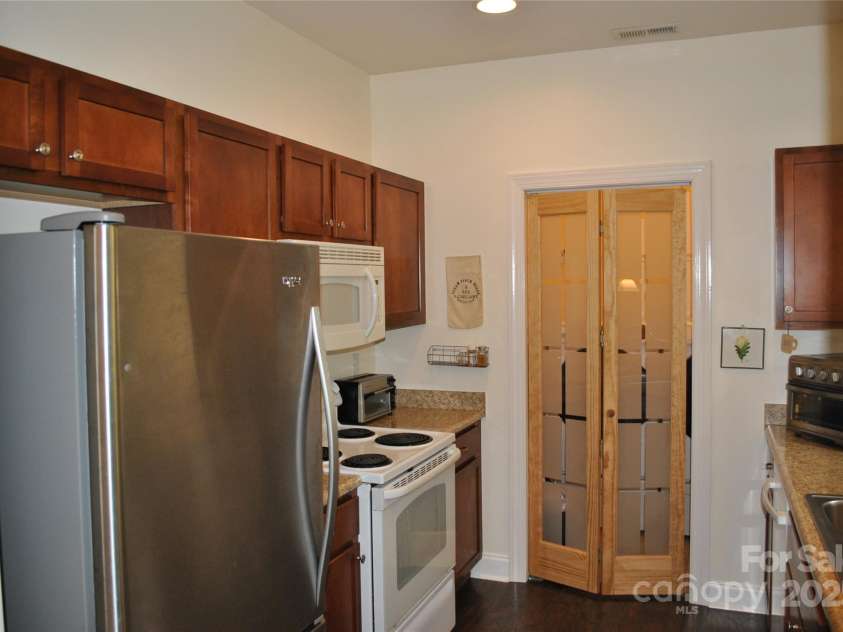 20 Foxden Drive, Fletcher, NC 28732.  MLS# CAR4266872, YatesRealty ID 10222. Kitchen