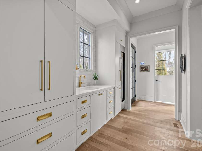1344 Biltmore Drive, Charlotte, NC 28207.  MLS# CAR4341077, YatesRealty ID 10226. 