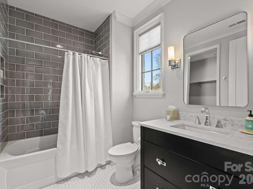 1344 Biltmore Drive, Charlotte, NC 28207.  MLS# CAR4341077, YatesRealty ID 10226. 