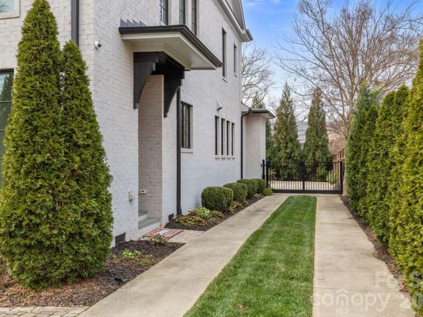 1344 Biltmore Drive, Charlotte, NC 28207.  MLS# CAR4341077, YatesRealty ID 10226. 
