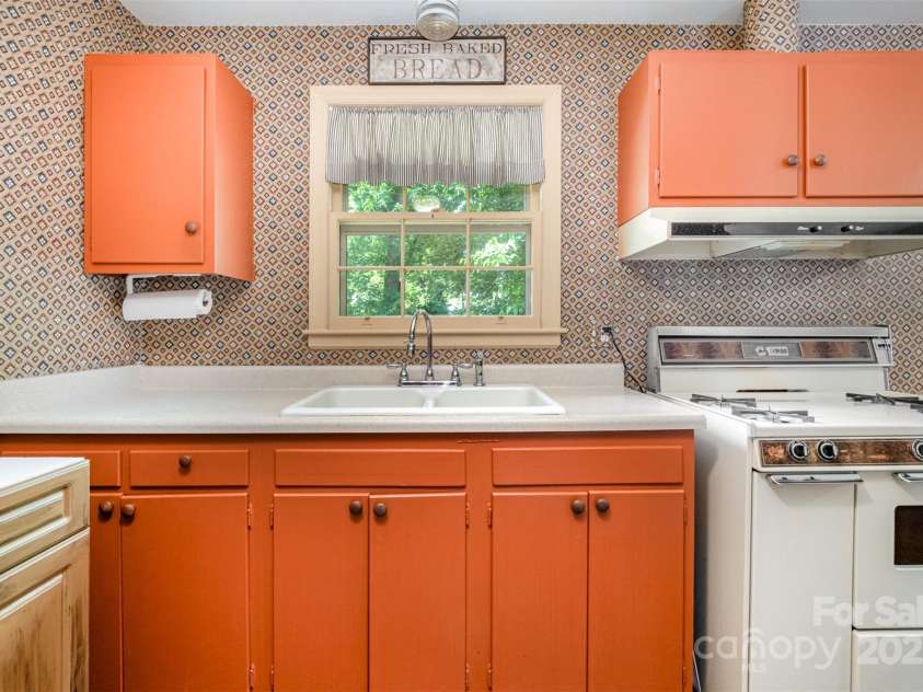 3624 Delgany Drive, Charlotte, NC 28215.  MLS# CAR4250924, YatesRealty ID 10228. 