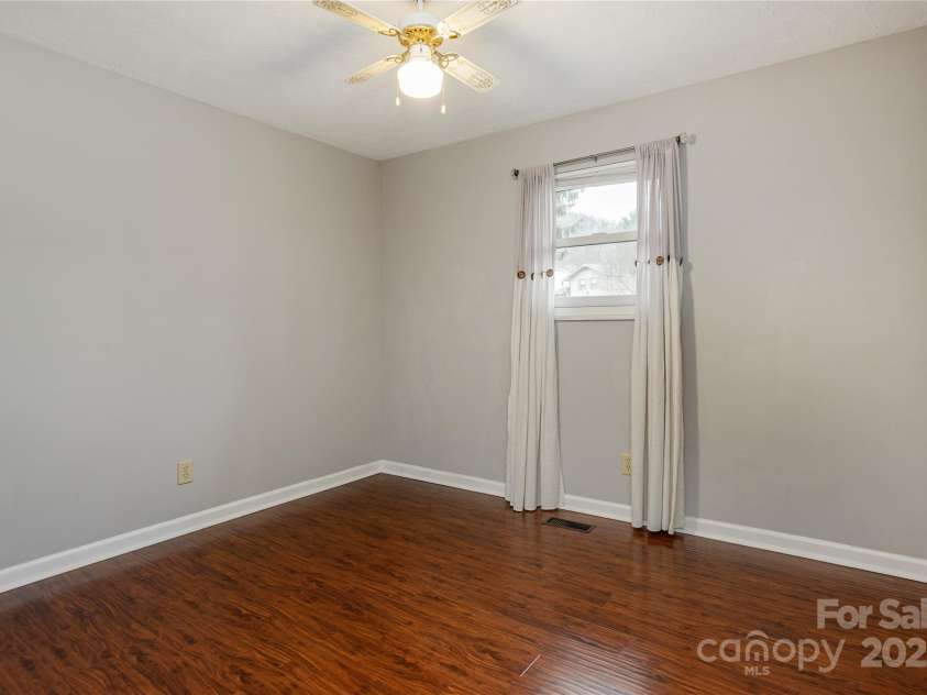 89 Braddock Way, Asheville, NC 28803.  MLS# CAR4217900, YatesRealty ID 1023. 3rd BR