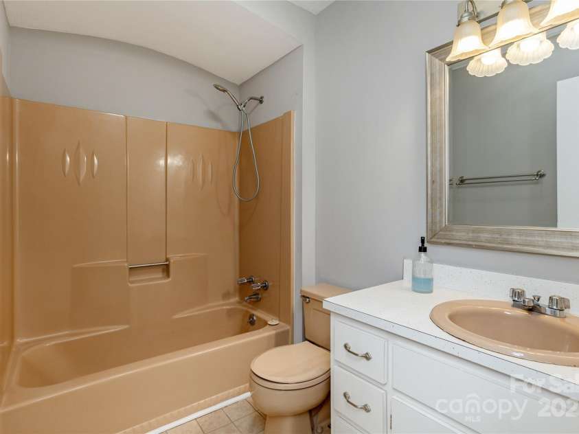 89 Braddock Way, Asheville, NC 28803.  MLS# CAR4217900, YatesRealty ID 1023. Hall bath