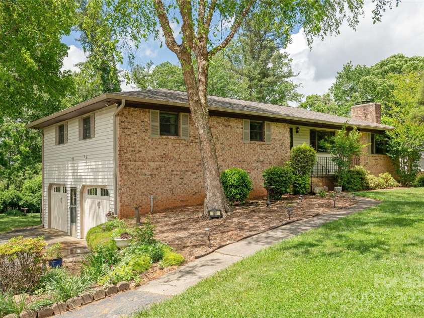 89 Braddock Way, Asheville, NC 28803.  MLS# CAR4217900, YatesRealty ID 1023. Lovely, ranch, brick home with great bones!