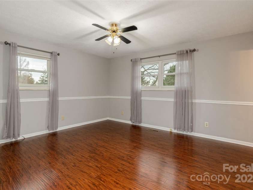 89 Braddock Way, Asheville, NC 28803.  MLS# CAR4217900, YatesRealty ID 1023. Owners ensuite