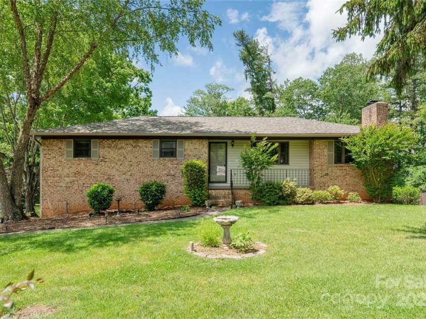 89 Braddock Way, Asheville, NC 28803.  MLS# CAR4217900, YatesRealty ID 1023. Sought after South Asheville neighborhood!