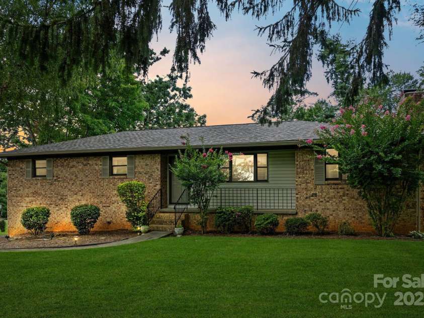 89 Braddock Way, Asheville, NC 28803.  MLS# CAR4293355, YatesRealty ID 1023. 