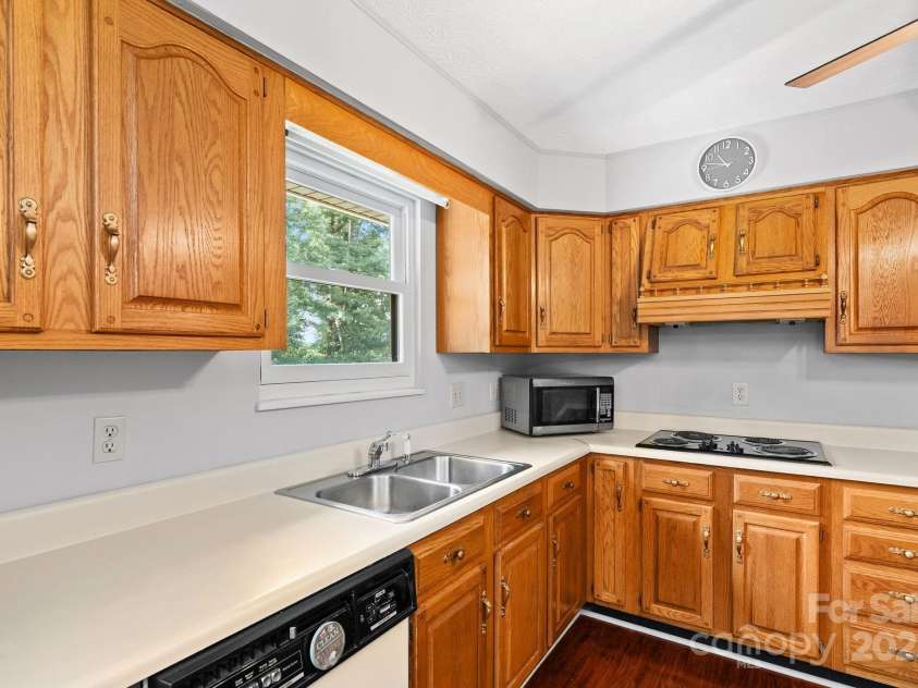 89 Braddock Way, Asheville, NC 28803.  MLS# CAR4293355, YatesRealty ID 1023. 