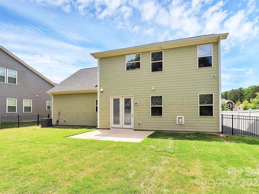 16019 Kelby Cove, Charlotte, NC 28278.  MLS# CAR4252849, YatesRealty ID 10231. Add your own touch to this yard