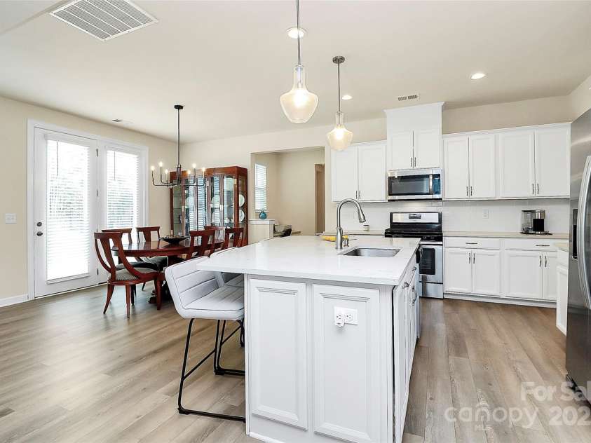 16019 Kelby Cove, Charlotte, NC 28278.  MLS# CAR4252849, YatesRealty ID 10231. Breakfast area