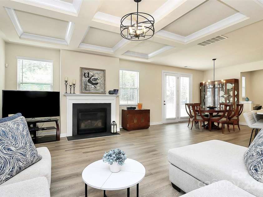 16019 Kelby Cove, Charlotte, NC 28278.  MLS# CAR4252849, YatesRealty ID 10231. Large living room with gas fireplace