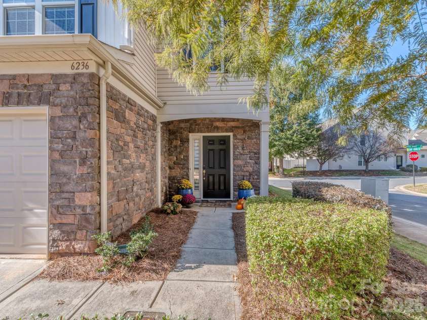 6236 Rockefeller Lane, Charlotte, NC 28210.  MLS# CAR4314822, YatesRealty ID 10234. 