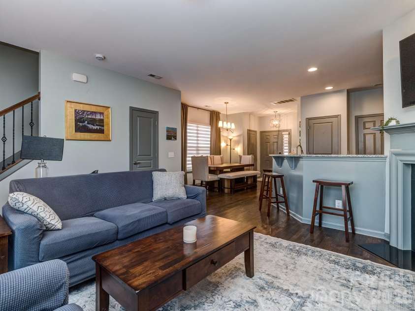 6236 Rockefeller Lane, Charlotte, NC 28210.  MLS# CAR4314822, YatesRealty ID 10234. 