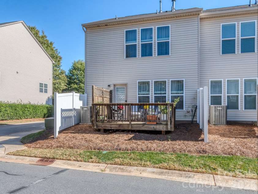 6236 Rockefeller Lane, Charlotte, NC 28210.  MLS# CAR4314822, YatesRealty ID 10234. 