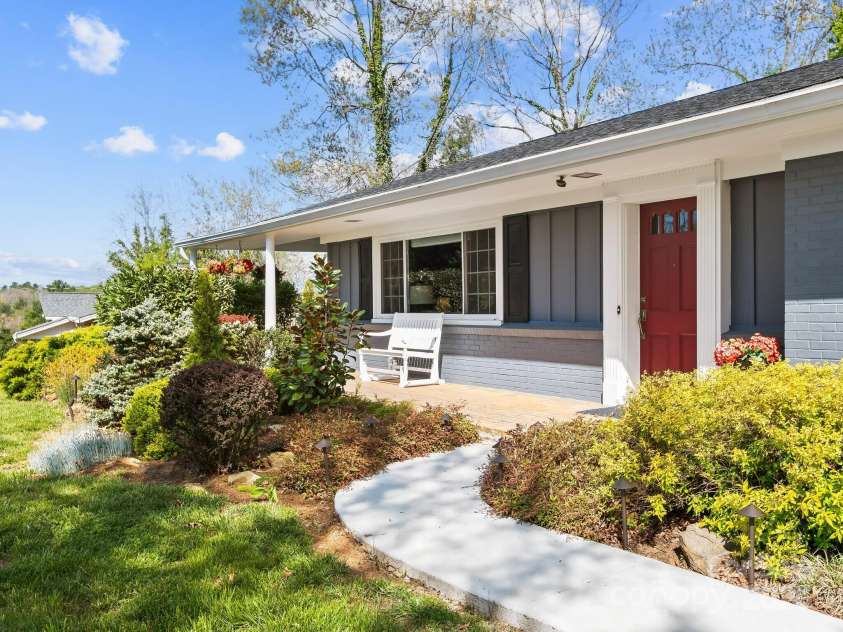 29 Fox Chase Road, Asheville, NC 28804.  MLS# CAR4247738, YatesRealty ID 10237. 