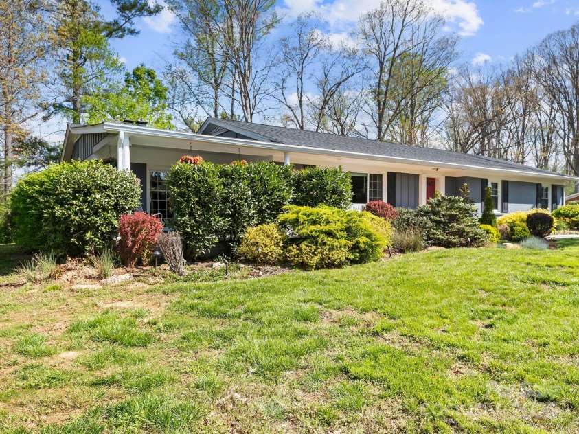 29 Fox Chase Road, Asheville, NC 28804.  MLS# CAR4247738, YatesRealty ID 10237. 