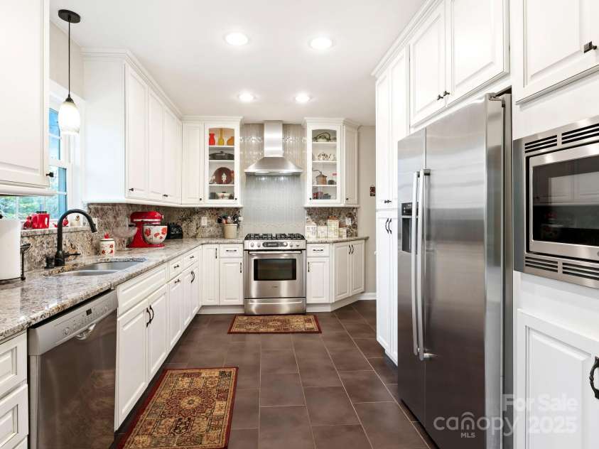 29 Fox Chase Road, Asheville, NC 28804.  MLS# CAR4247738, YatesRealty ID 10237. 