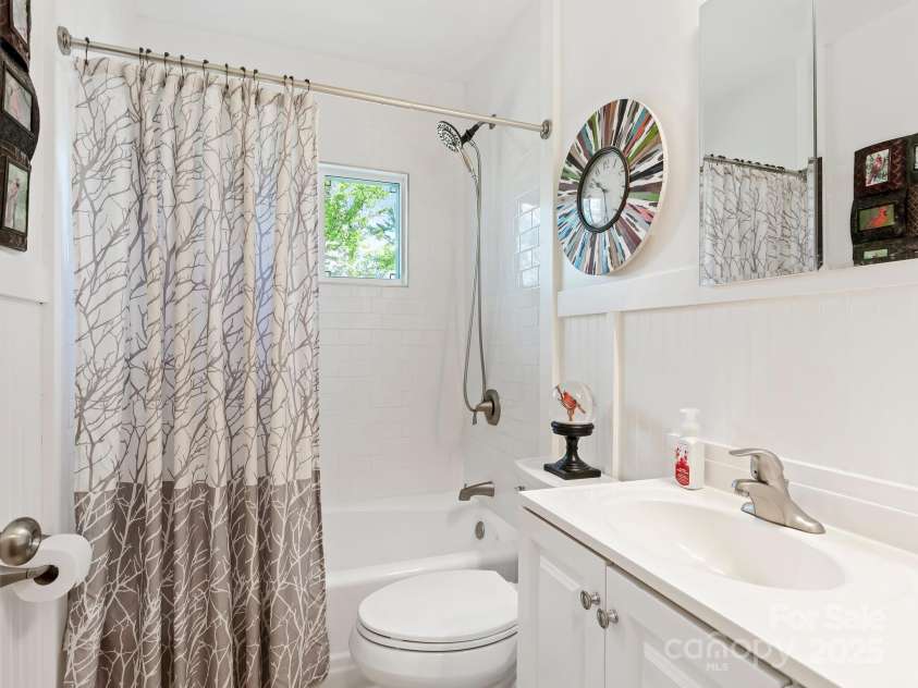 29 Fox Chase Road, Asheville, NC 28804.  MLS# CAR4247738, YatesRealty ID 10237. 